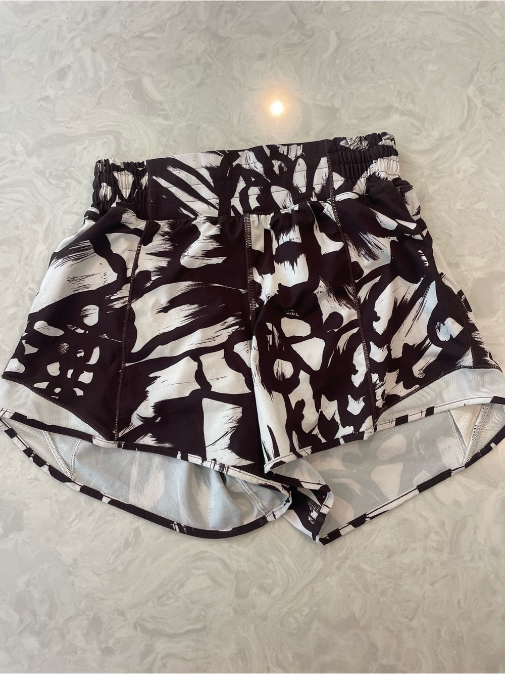 LULULEMON Brown & White Abstract Print Women’s Shorts Exercise
